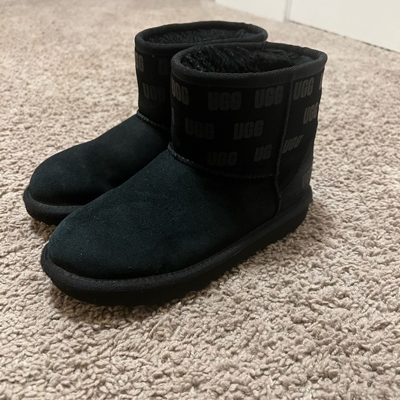 ⭐️ UGG Kids Classic II Mini Boot Ugg Print - size 3 ⭐️ - Picture 1 of 8